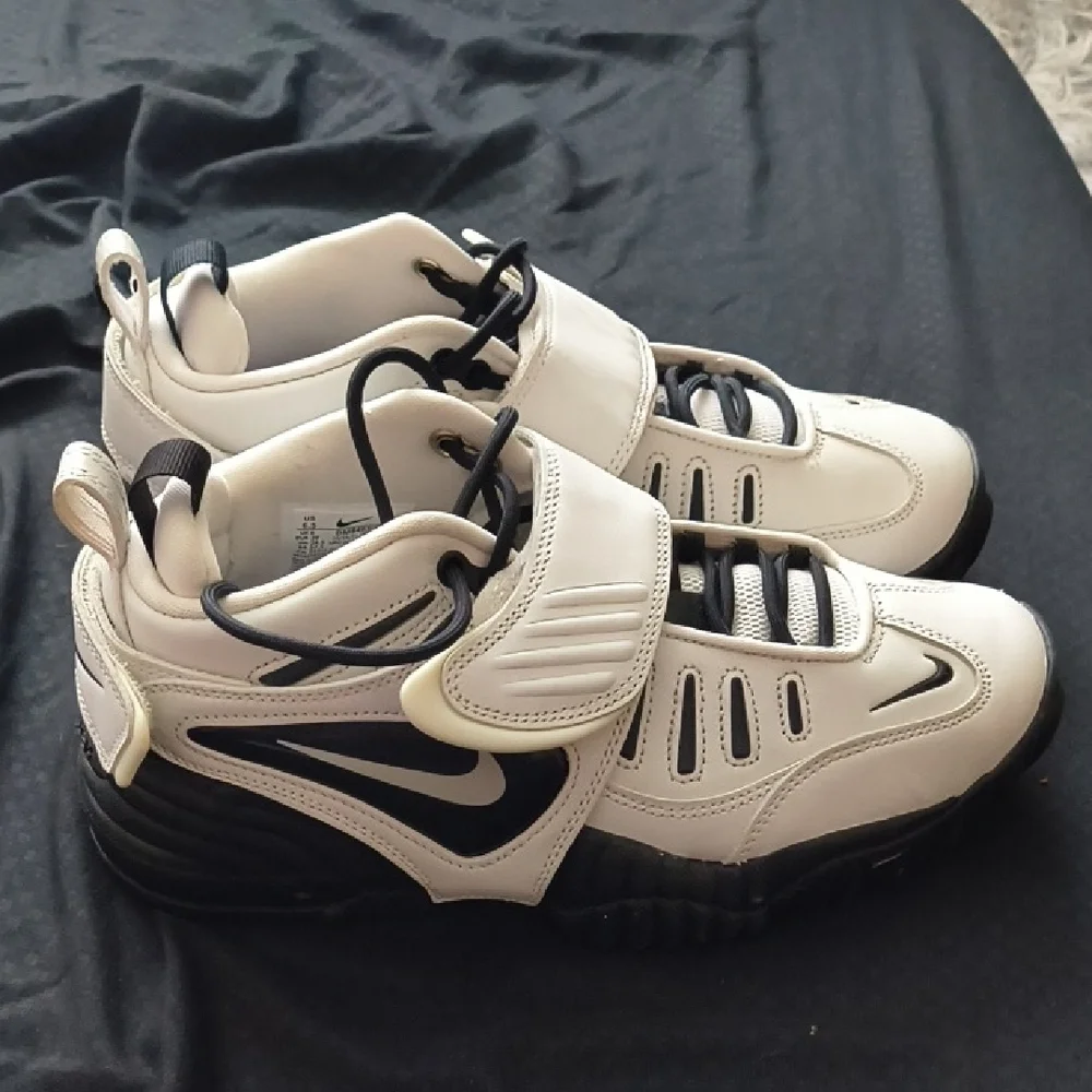 Nike Black and White Athletic Sneakers - Picture 1 of 7